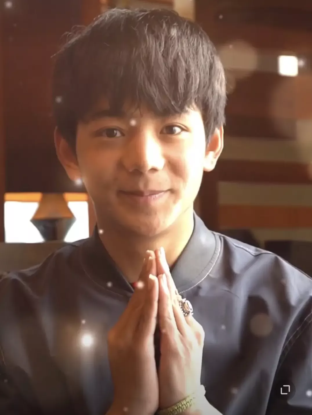 丁真首次亮相上海时装周换上全套妆发造型看秀为设计师献花