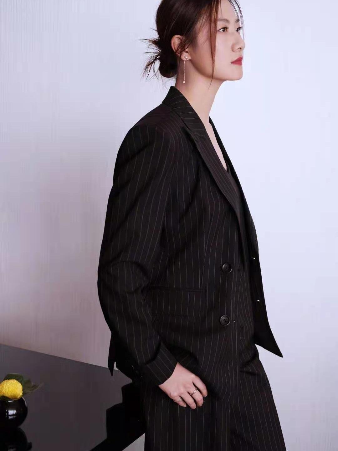 丁宁最新西装写真身材苗条纤细烈焰红唇英气十足还是大姐大