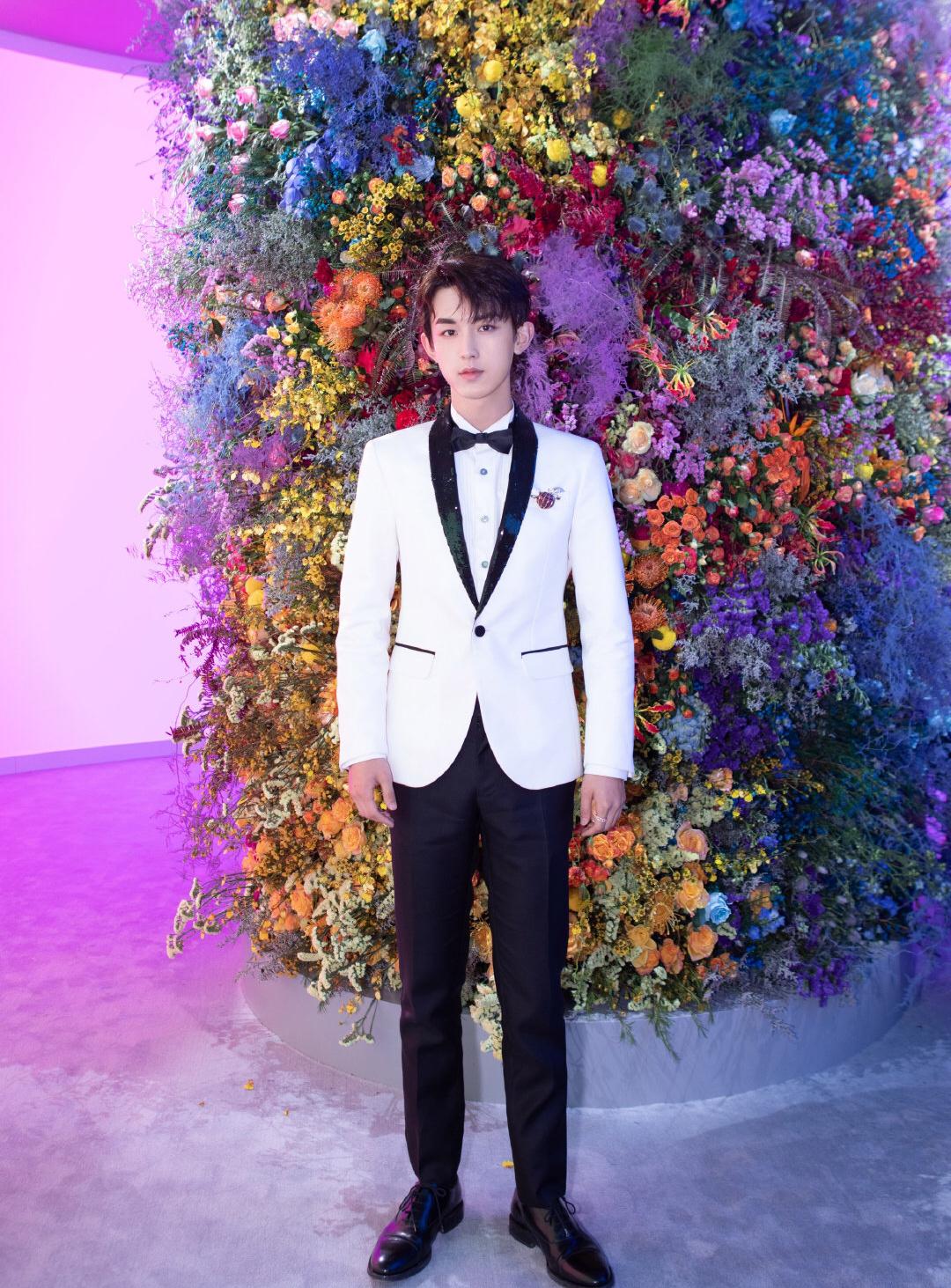 身着干练的黑白配西装……|郭俊辰|钻石|tiffany&co_新浪新闻