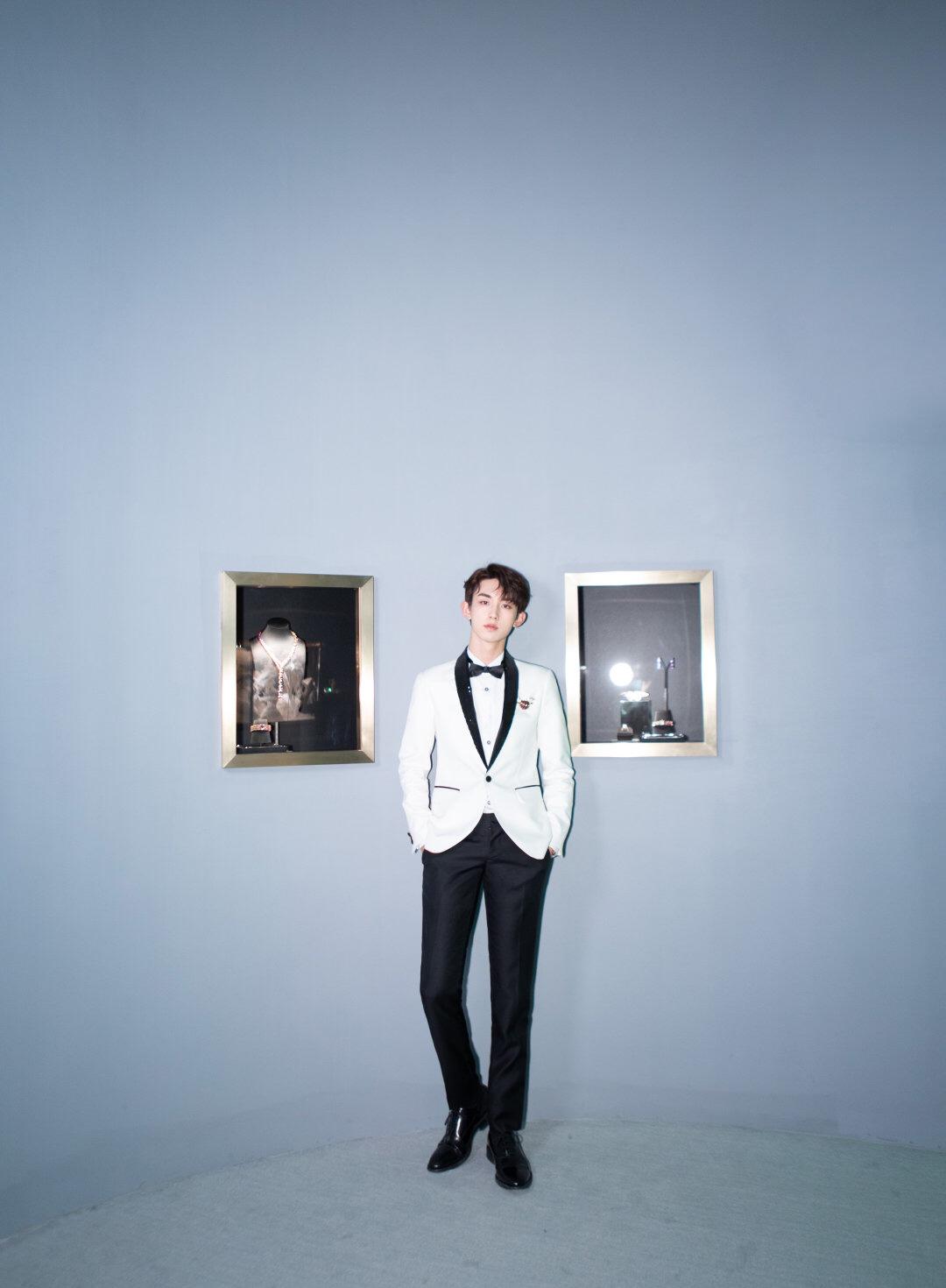 身着干练的黑白配西装