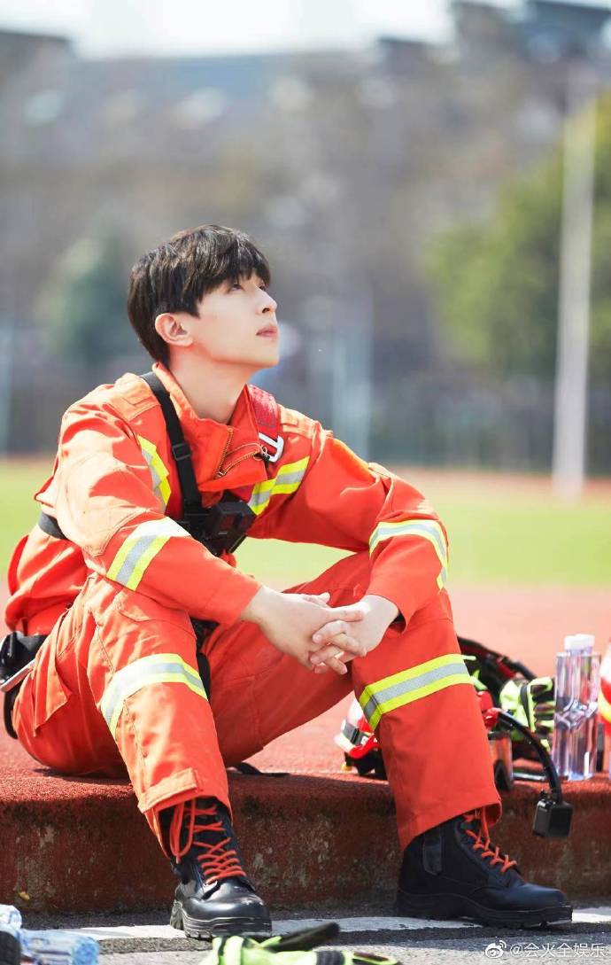 邓伦《极限挑战》消防制服致敬每一位消防人员!