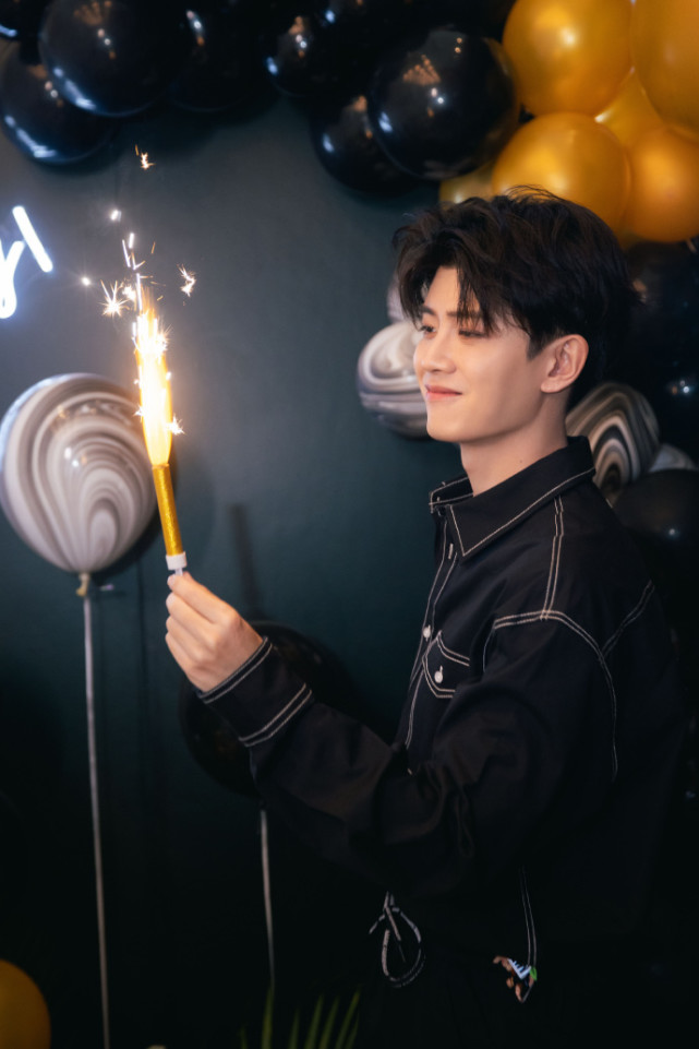 任嘉伦32岁生日发行首张专辑曲风轻快贾乃亮金星等人转发支持