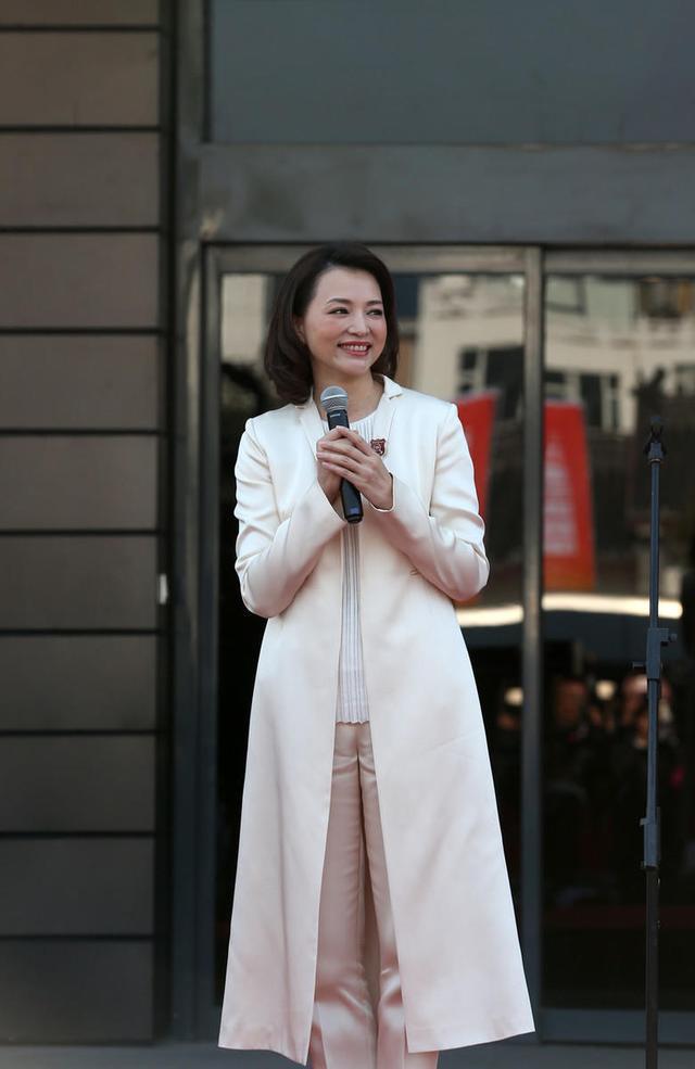 董卿腹有诗书气自华蓝色连衣裙配龙纹内衬简约利落知性优雅