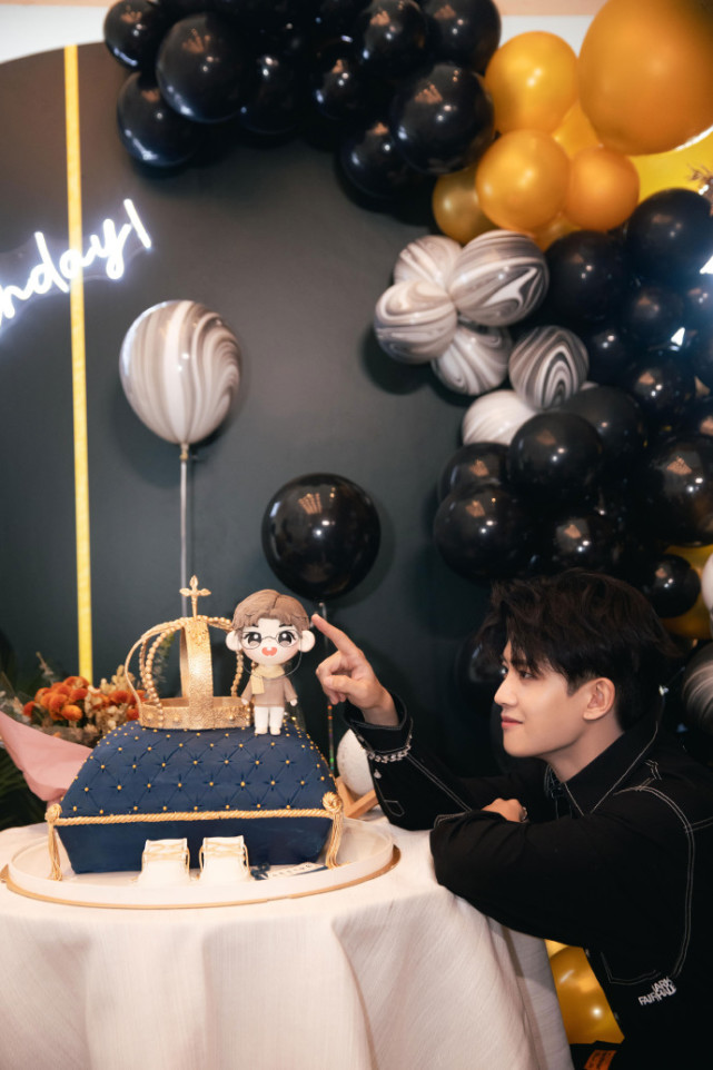 任嘉伦32岁生日发行首张专辑曲风轻快贾乃亮金星等人转发支持