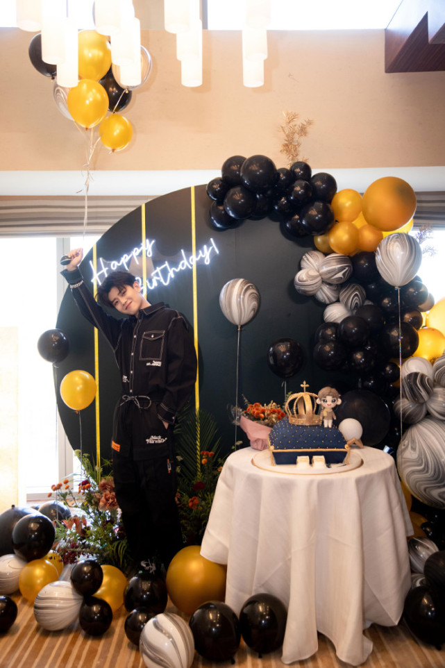 任嘉伦32岁生日发行首张专辑曲风轻快贾乃亮金星等人转发支持