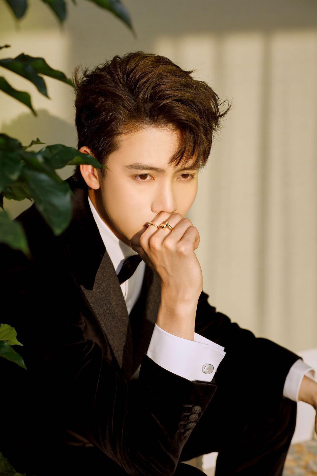 一袭黑色西装搭配tiffany & co……|黑色西装|陈宥维|礼服_新浪新闻