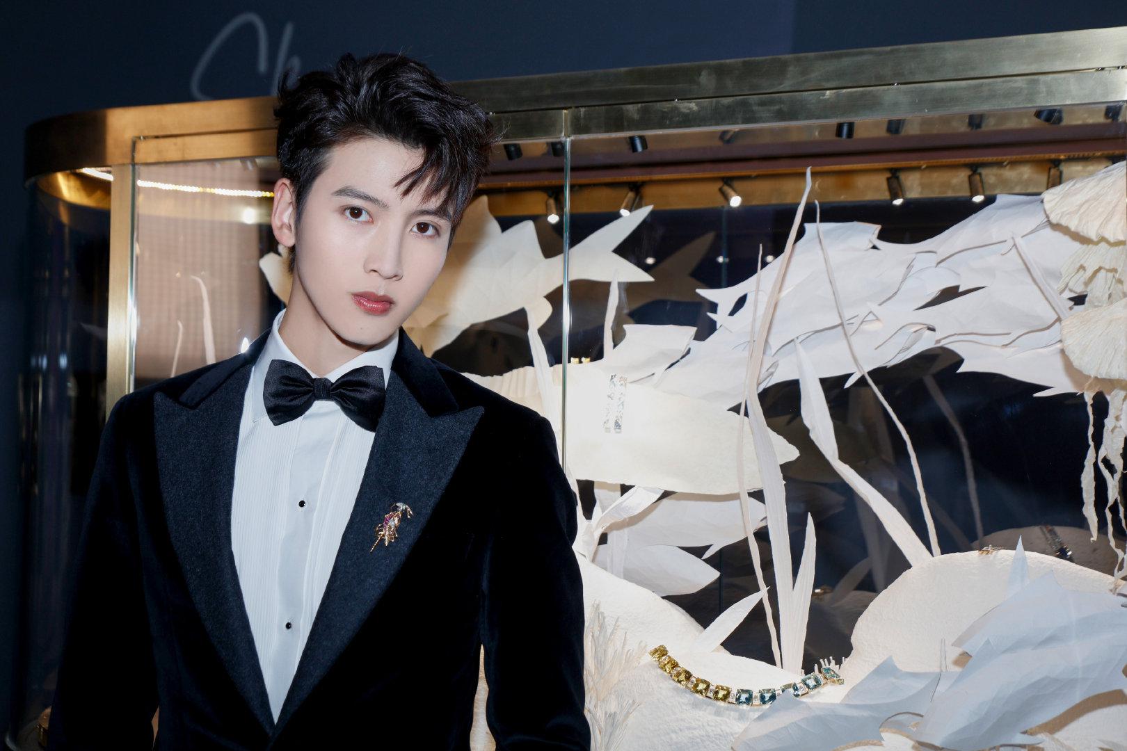 一袭黑色西装搭配tiffany & co……|黑色西装|陈宥维|礼服_新浪新闻