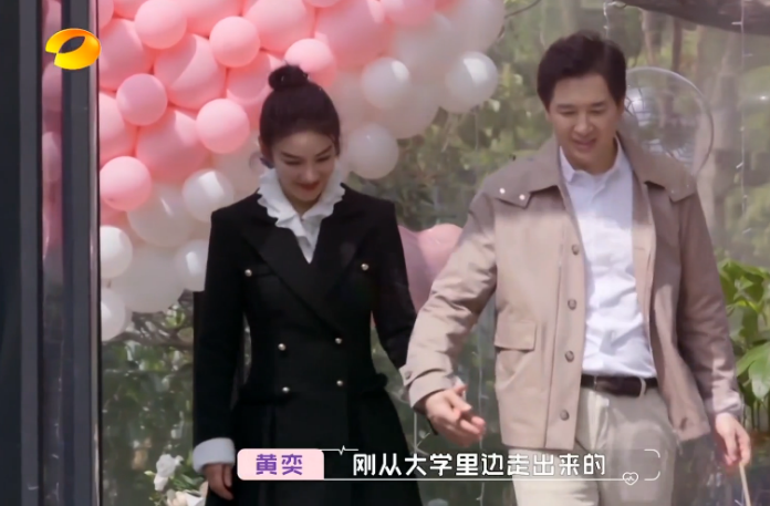 黄奕牵手崔伟女儿穿一身奢侈品首次出镜黄奕她渴望父爱