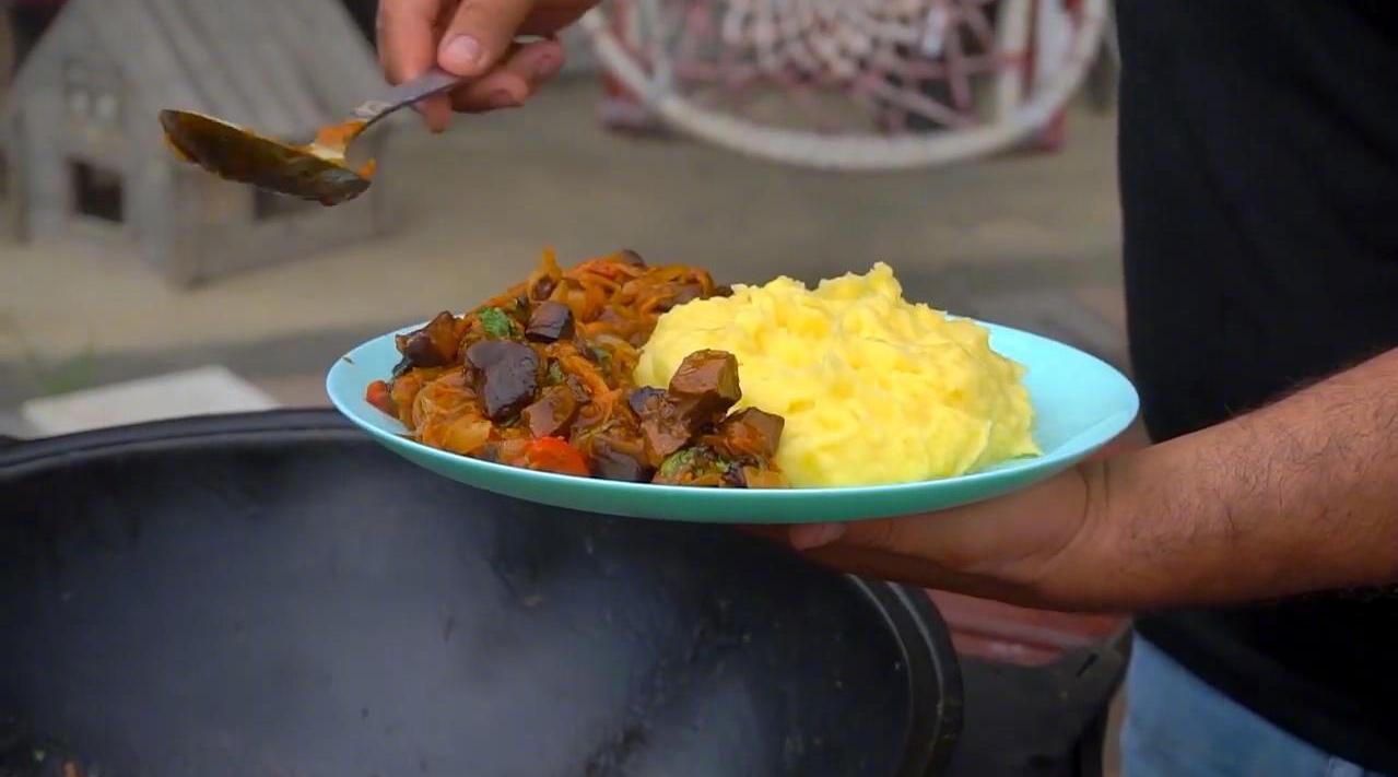 高加索大叔烹饪2颗牛心脏:用红酒焖煮后切成丁