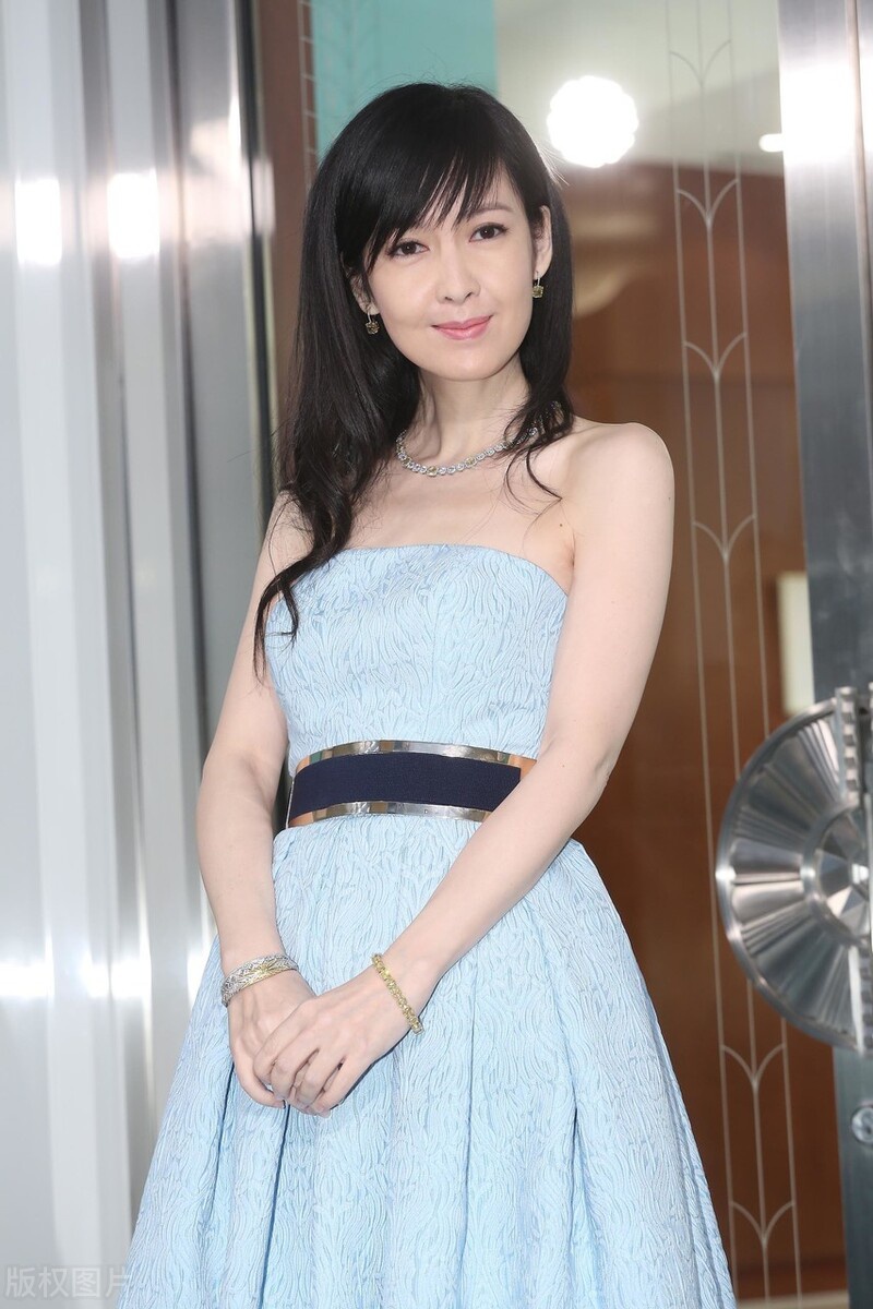 周慧敏的确是高雅迷人 看着好美