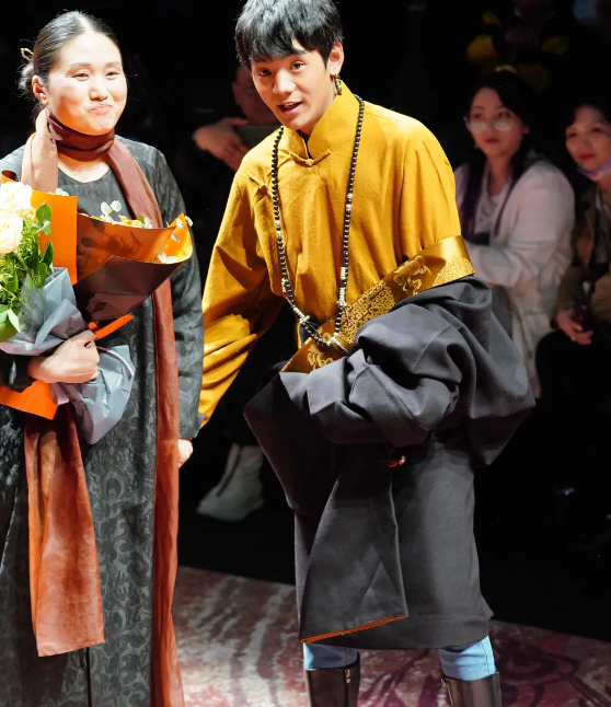 丁真首次亮相上海时装周,换上全套妆发造型看秀,为