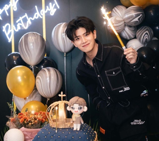 任嘉伦喜迎32岁生日圈内人刷屏送祝福这排面尽显人缘好坏