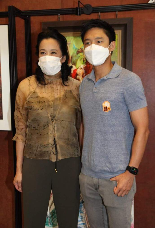 霍启山久违与侄子同框霍中曦穿印花外套获叔叔搂肩叔侄俩超像