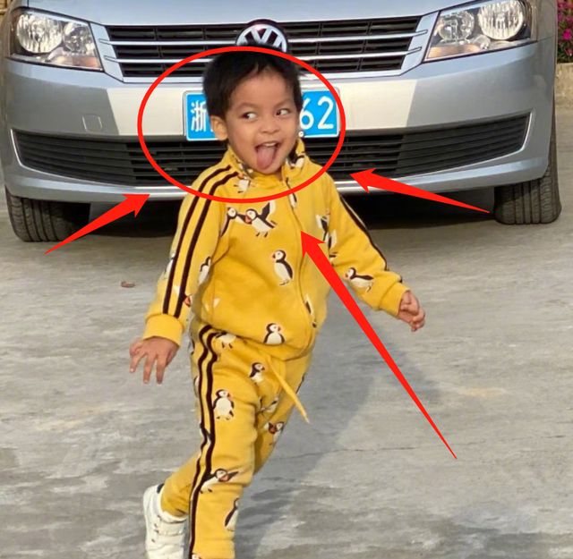 李佳航儿子正面照,伸舌头撞脸二哈表情包,才3岁偶像包袱就掉了|李佳航