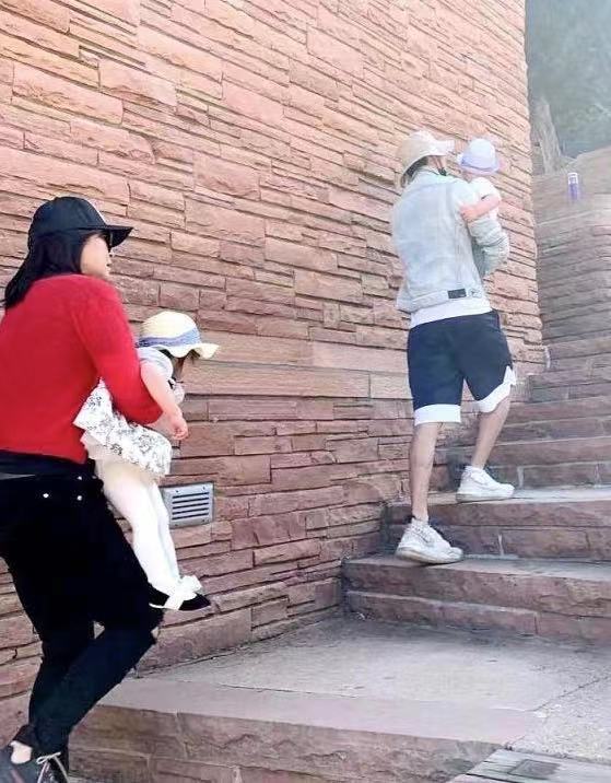 网友偶遇张恒带两个孩子游玩女儿正脸曝光继承妈妈美貌