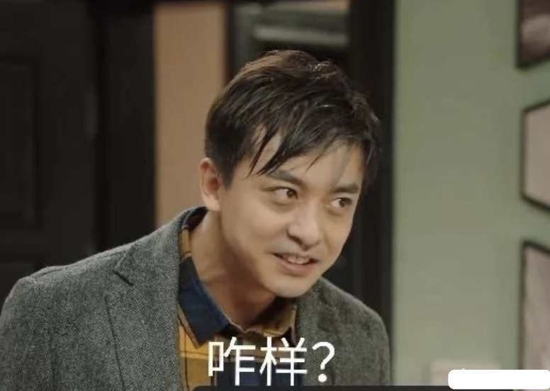 李佳航晒儿子正面照,目光斜视并吐舌撞脸二哈,气质与张伟神相似