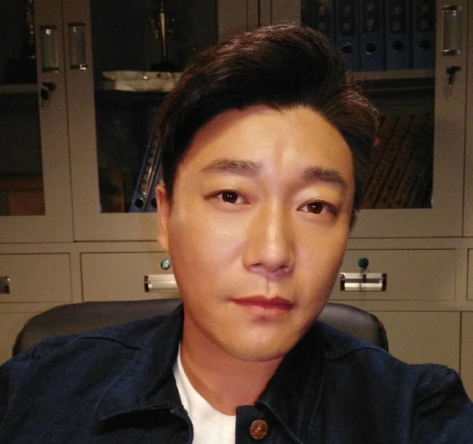 剧中张巧嘴的官配傅官保,饰演者李博也在娱乐圈坚持打拼,他比以前瘦了