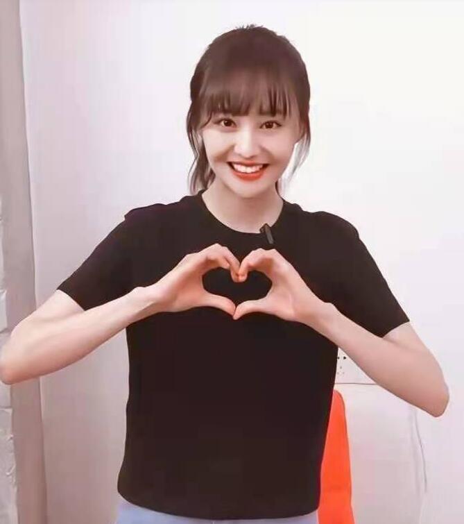 脚下踩着一双有蝴蝶结的小鞋子,非常漂亮,其中小公主的正脸也首度曝光