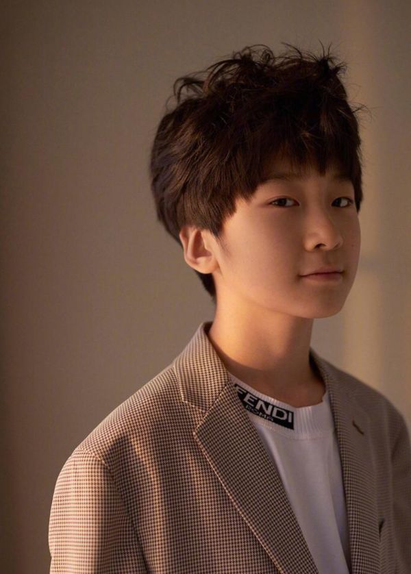 13岁天天长成帅小伙继承老爸张亮的身高鞋子暴露富二代身份