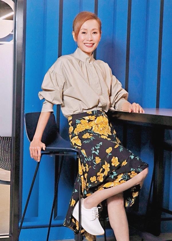 叶童早就该剪这个短发了,穿薄纱上衣透出吊带衫,减龄时髦又洋气