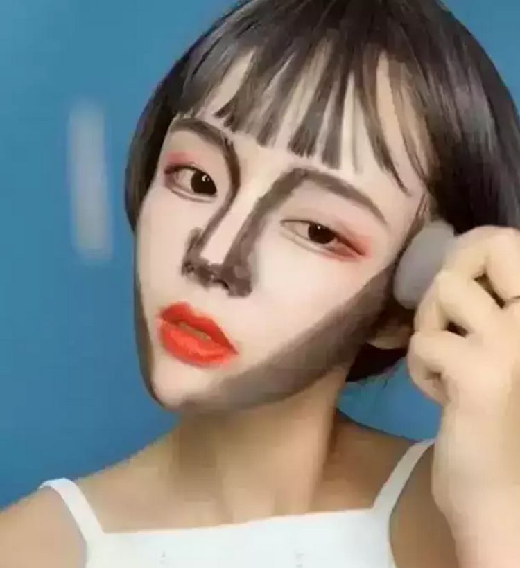 女子嫌自己脸大,化妆变成v字脸,过程不忍直视,结果网友服了