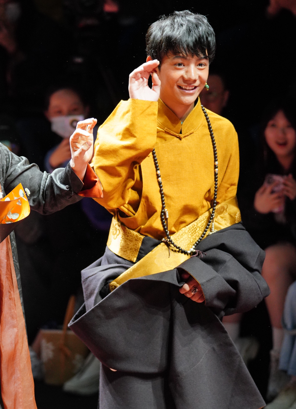 丁真首次亮相上海时装周换上全套妆发造型看秀为设计师献花