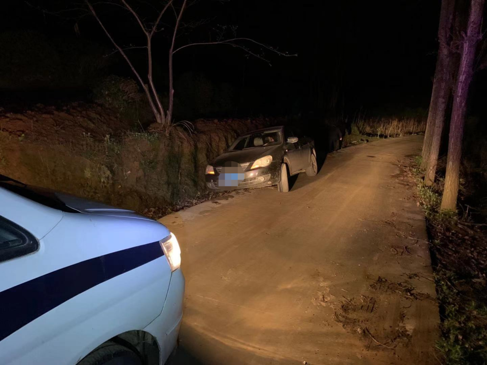 源村石桥组某路段时,发现一辆黑色轿车右前轮和后轮都掉到道路边沟内