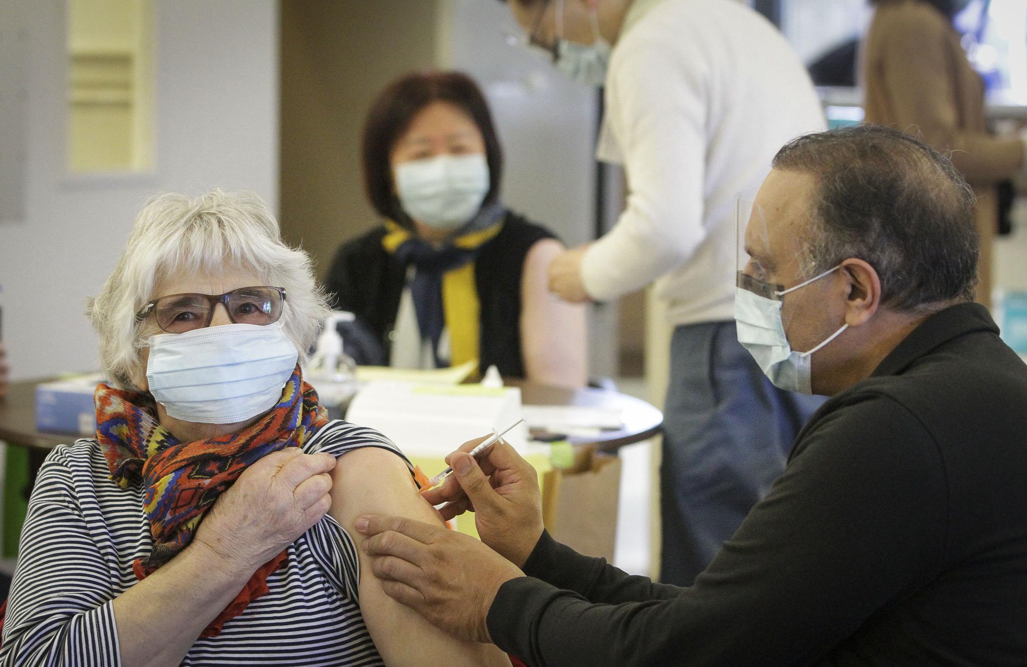 加拿大累计新冠确诊病例超过105万例|新冠疫苗|新冠肺炎_新浪新闻