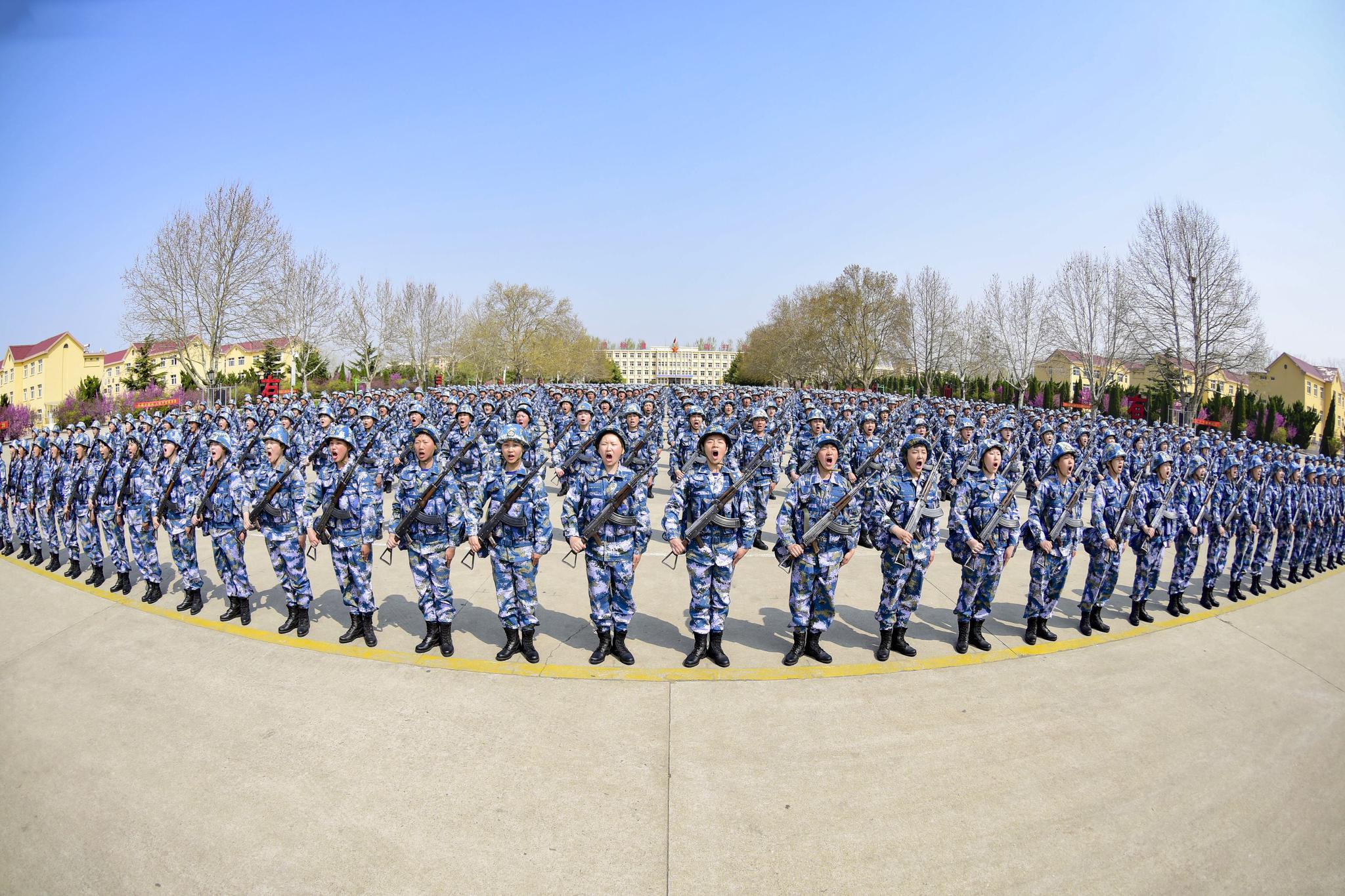 请看,军人特有的"成人礼"——某训练基地举行新兵授枪仪式