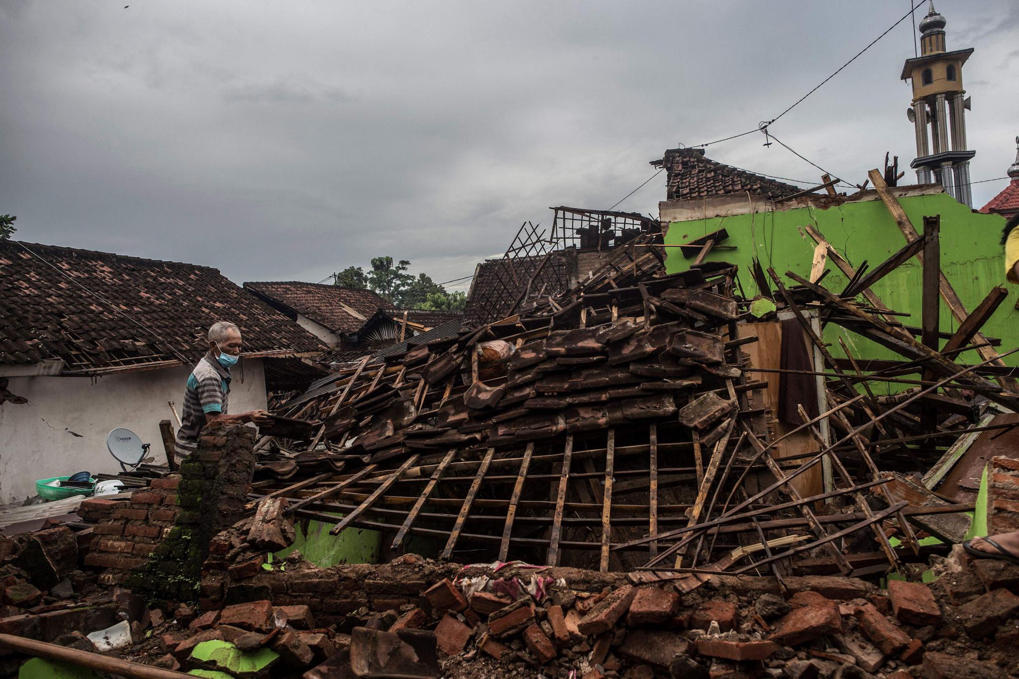 4月11日,士兵在印度尼西亚东爪哇省玛琅地震过后的房屋废墟中工作.