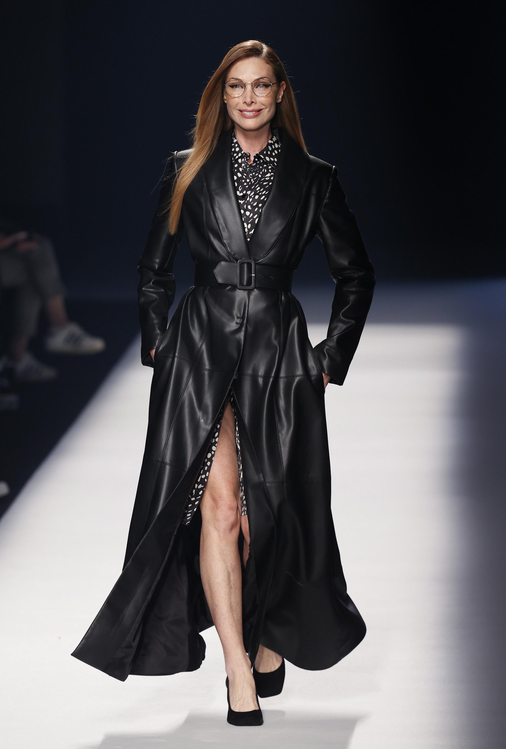 时装周上展示西班牙angel schlesser品牌的2021/2022秋冬新款服装