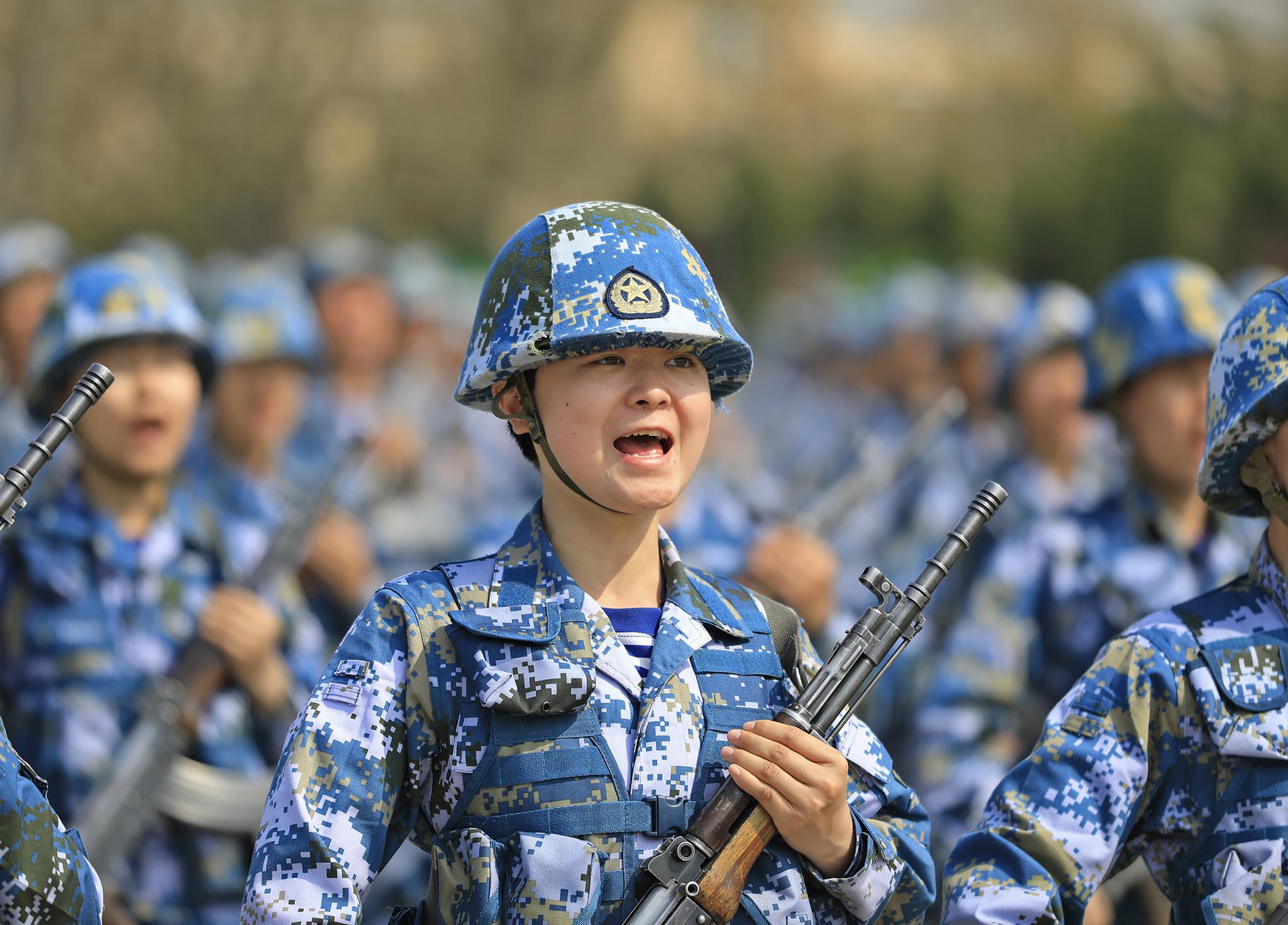 请看,军人特有的"成人礼"——某训练基地举行新兵授枪仪式