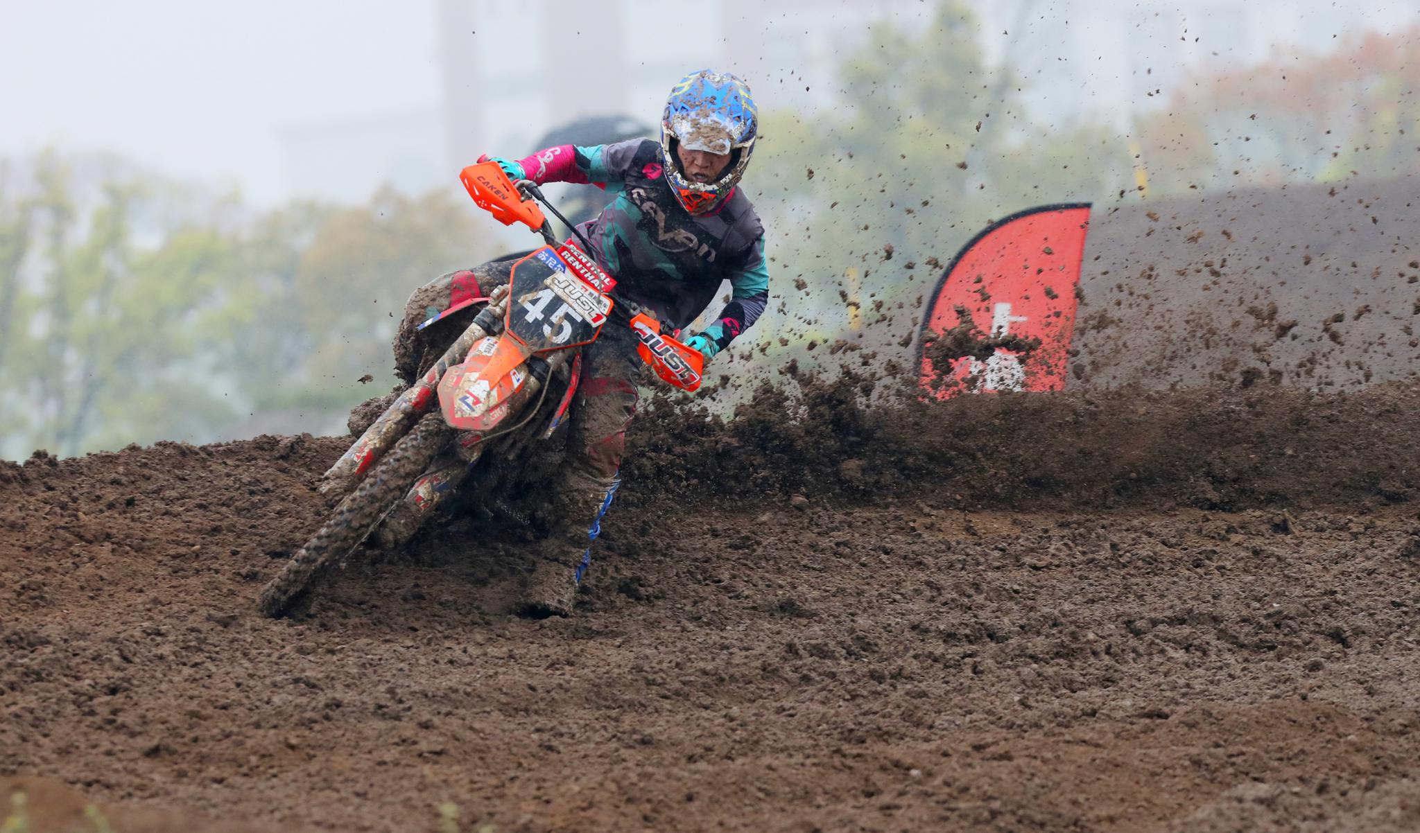 新华社记者 方喆 摄4月11日,克维斯赛车队车手许健豪在比赛中跃起.