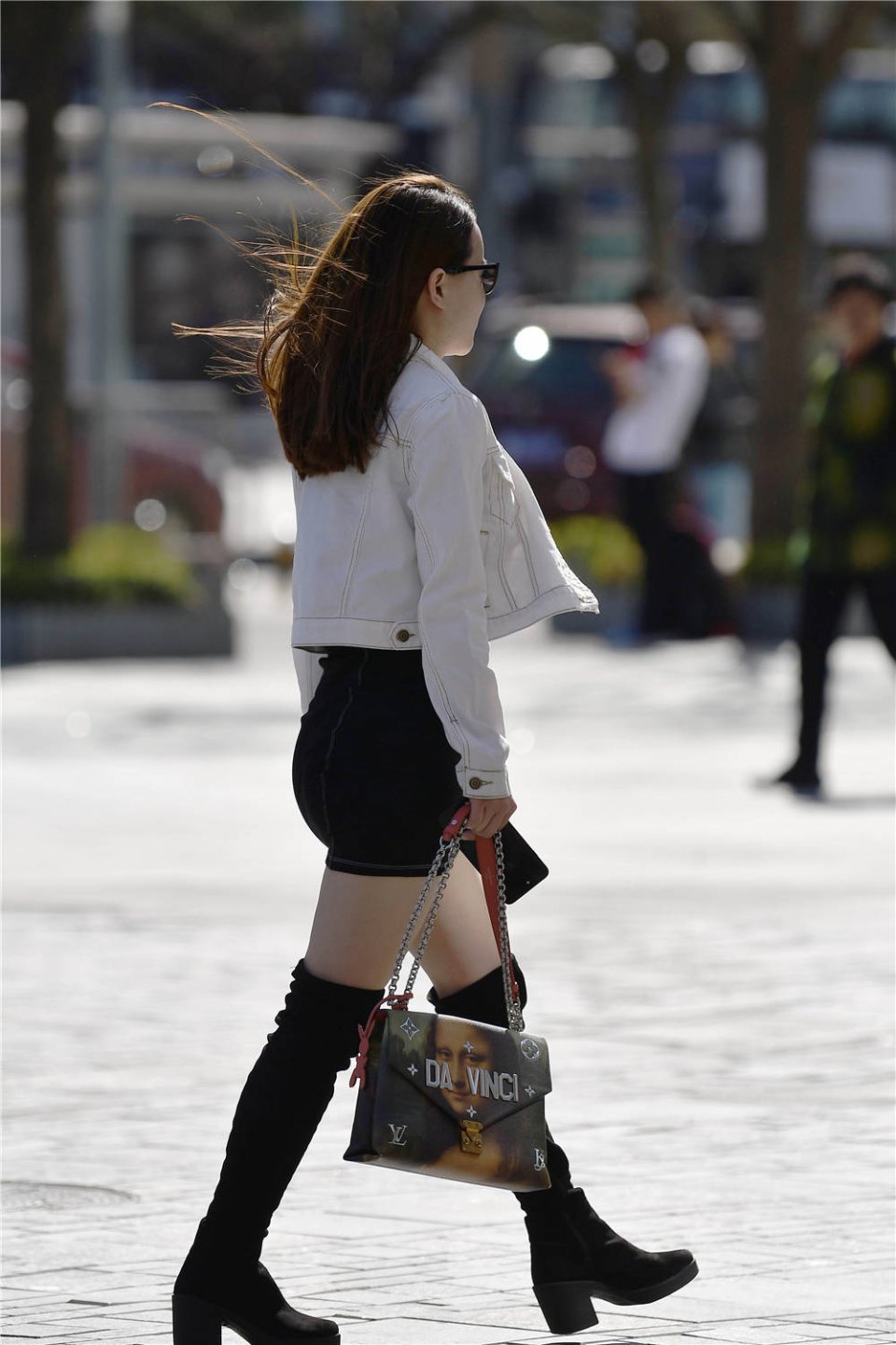 黑色牛仔紧身裙,搭配黑色粗跟过膝靴,春天的搭配可以很简单