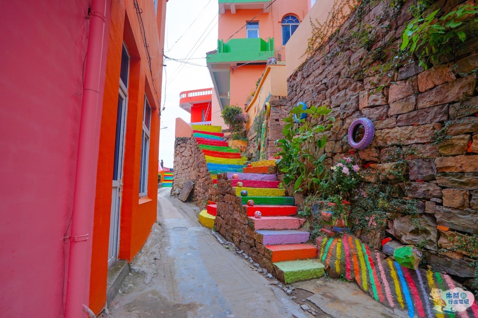 浙江一个古老渔村曾为防御海风的石屋摇身一变成七彩小镇