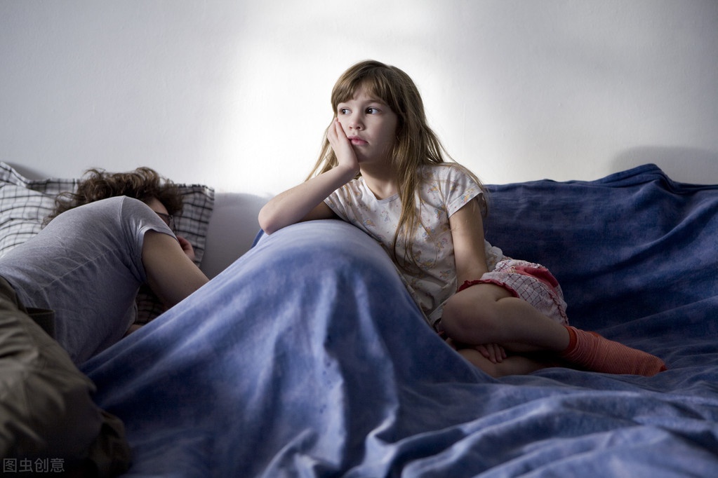 爸爸怒训女儿，儿子急的团团转，爸爸偷偷躲起来哭得比孩子还伤心休闲区蓝鸢梦想 - Www.slyday.coM