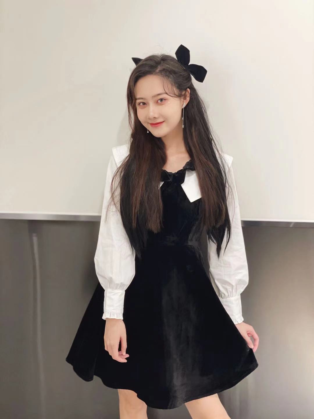曹曦月穿黑白连衣裙再加上蝴蝶结配饰,也忒可爱了