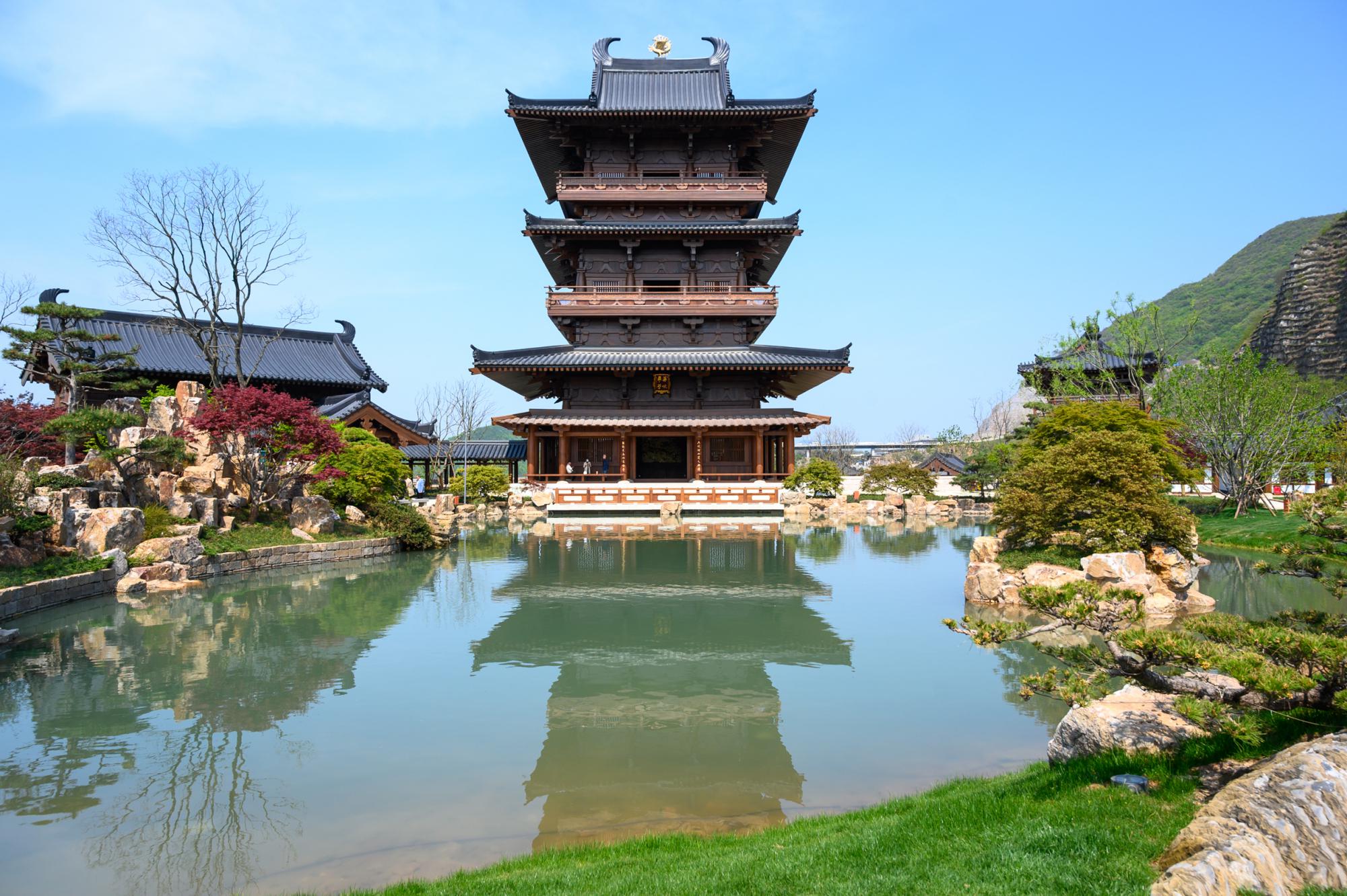 走进景阳楼,一面硕大的云锦映入眼帘,南京云锦历史悠久,素有"寸锦寸金