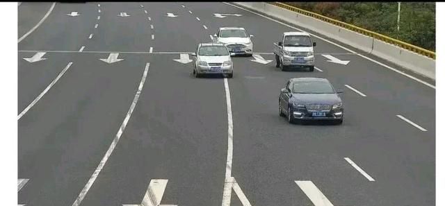 佛山一高速岔路口62万人被罚,网友实测3分钟27辆车压线被拍休闲区蓝鸢梦想 - Www.slyday.coM