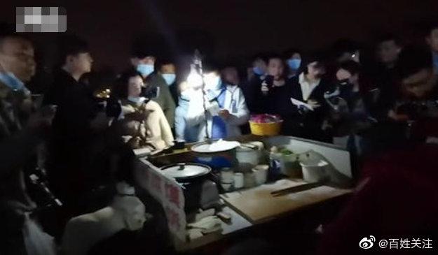 十几位主播围住96岁摆摊奶奶蹭流量，老人：不开心，累休闲区蓝鸢梦想 - Www.slyday.coM