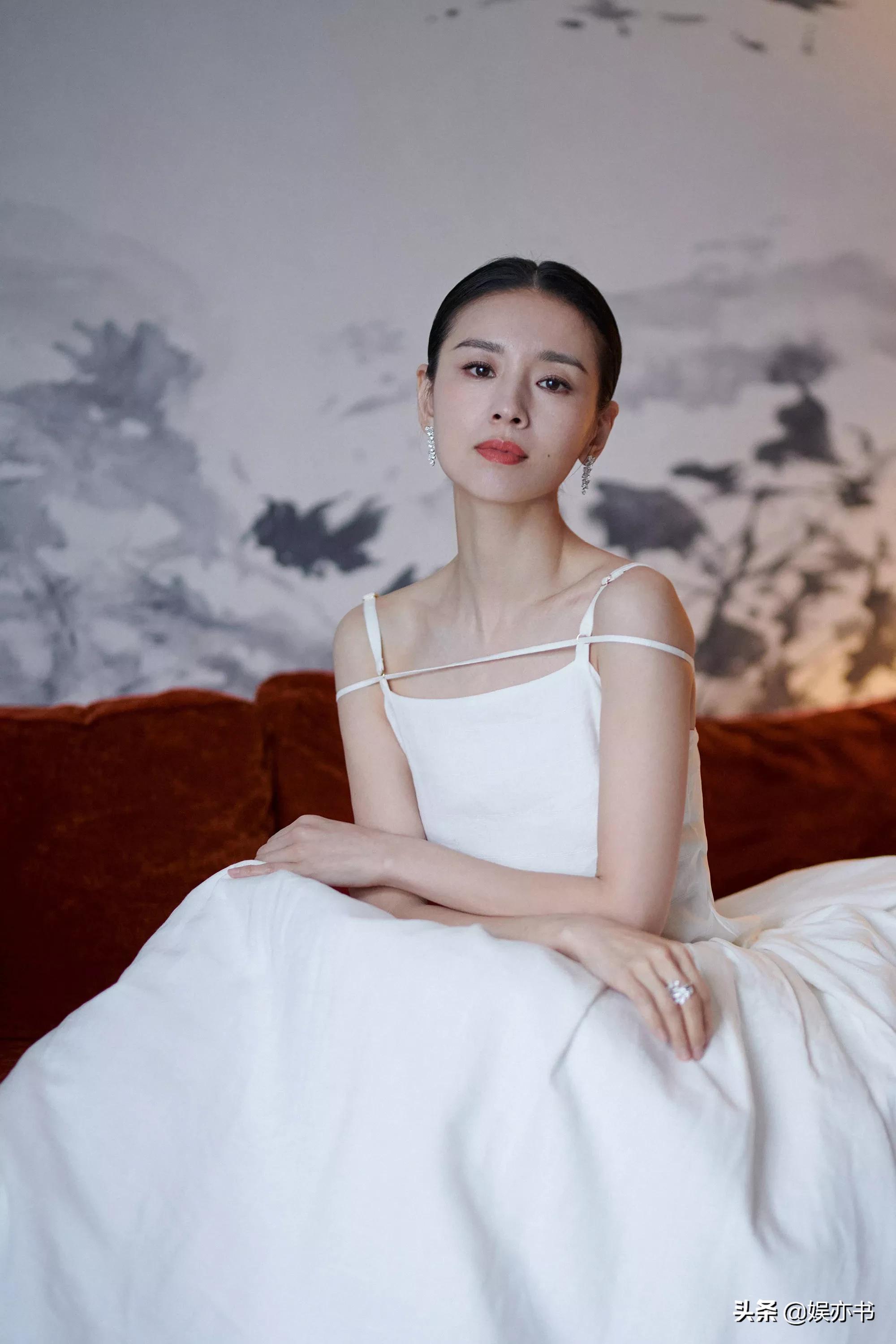 董洁白色吊带露背长裙简约森系气质优雅