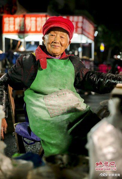 消停点吧！郑州摆摊奶奶走红，十几位主播围观蹭流量！老人道出真心话：尝馍是假，看人是真休闲区蓝鸢梦想 - Www.slyday.coM