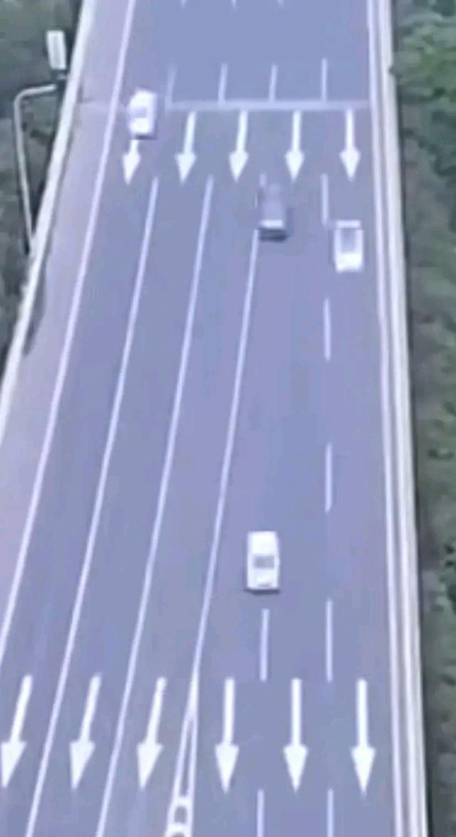 佛山一高速岔路口62万人被罚,网友实测3分钟27辆车压线被拍休闲区蓝鸢梦想 - Www.slyday.coM