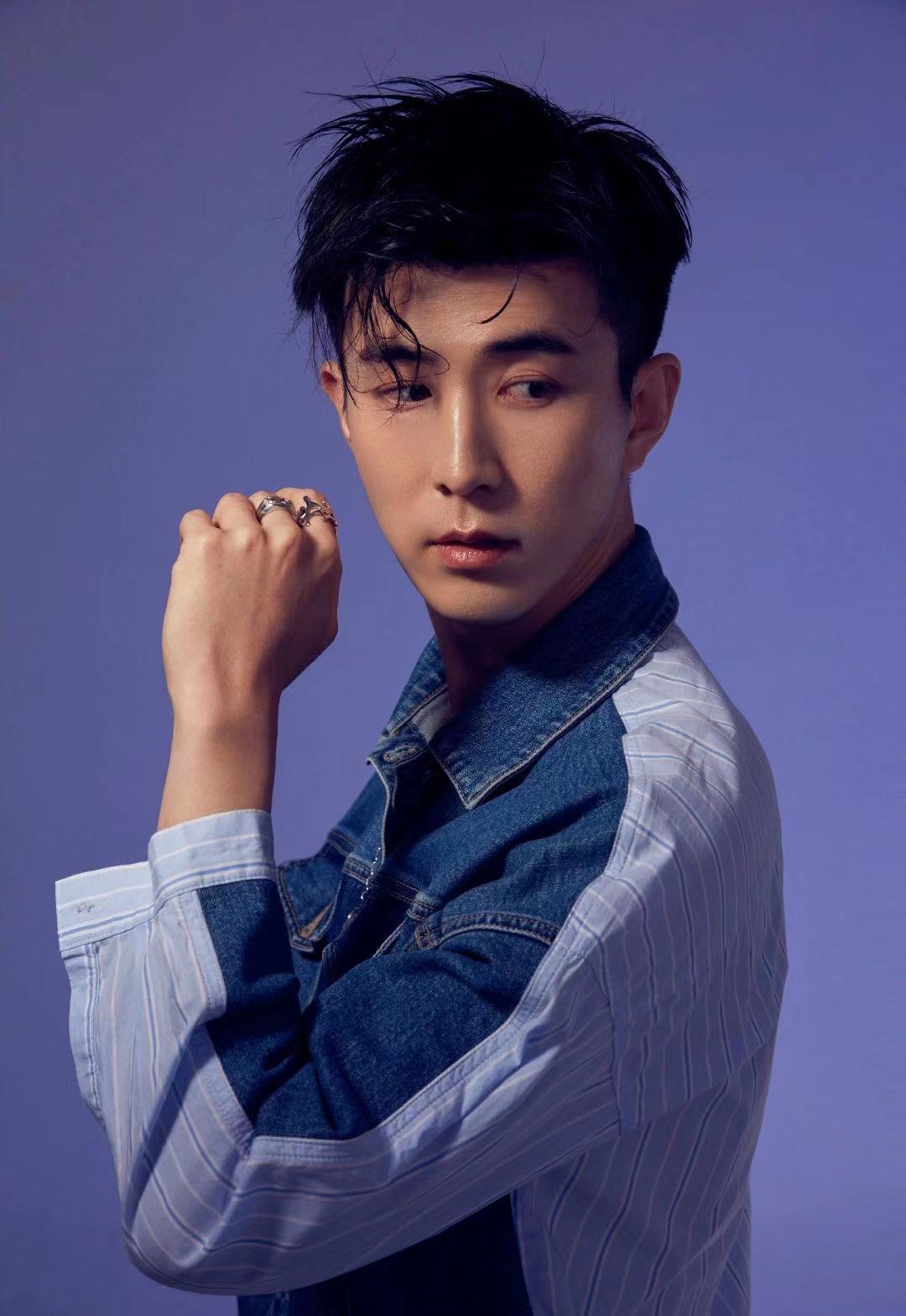 李川穿牛仔look温文尔雅可以说是超帅的感觉