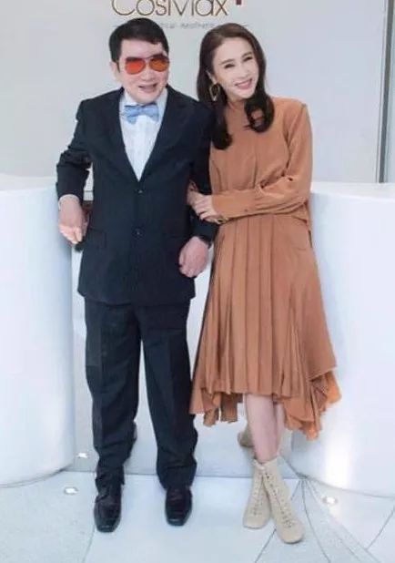 黎姿带瘫痪的弟弟外出黎婴坐轮椅上头抬不起双手搭扶把上