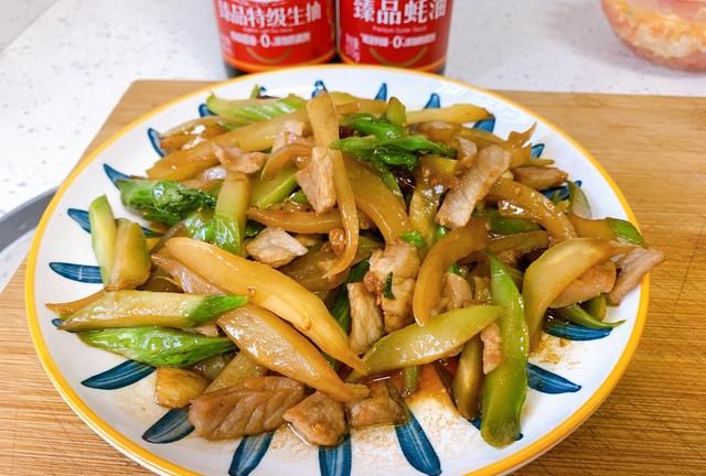 平常我們都用它醃鹹菜,還可以素炒和煮湯,今天用家裡的鹹肉和芥菜頭