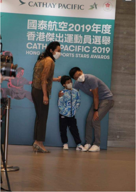 霍中曦与叔叔比帅后首现身,背着双肩包骑23万单车,阳光下超帅气