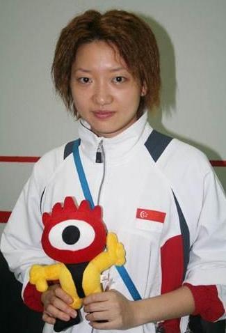 如今退役回国发展,家庭非常幸福|李佳薇|新加坡|退役_新浪新闻