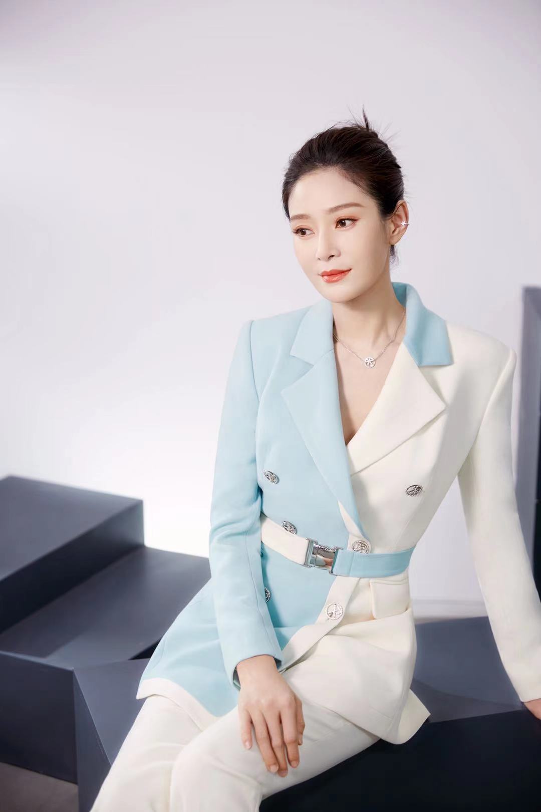 学王媛可穿拼色系搭配白色西裤很时尚