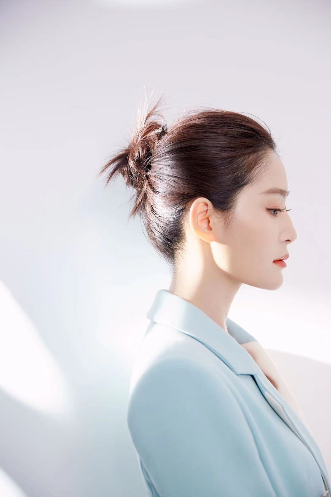 学王媛可穿拼色系搭配白色西裤很时尚